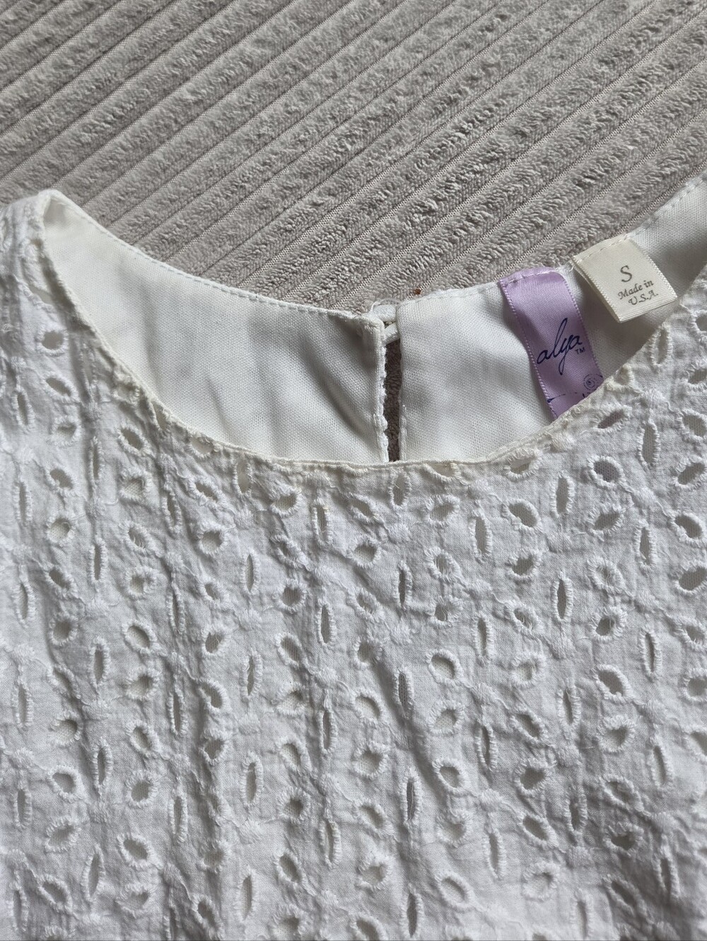 Cropped Eyelet Blouse - Picture 2 of 5